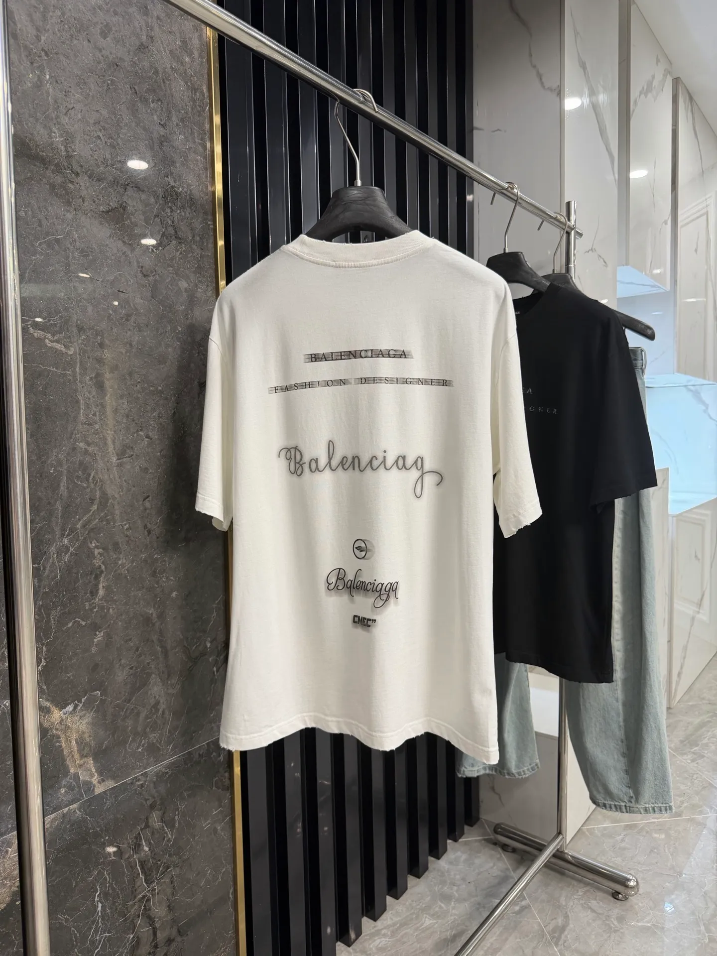 P105-BALENCIAGA* 2026 New Arrival. . 270g .Oversize . Same Style. . -Color：Black White -SIZE：S M L XL 7113